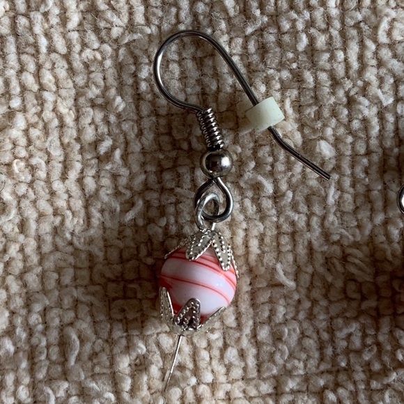 🦩Dangle drop earrings with euro wire back and red pink round striped bead - Picture 2 of 3